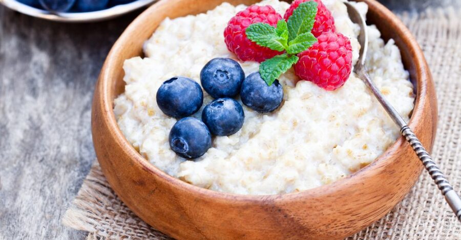 OATMEAL WITH FRESH BERRIES