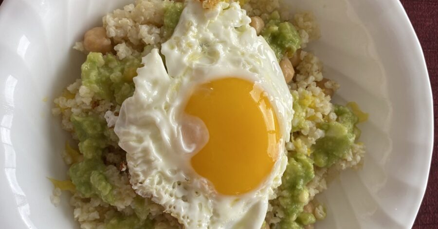 POACHED EGG OVER QUINOA