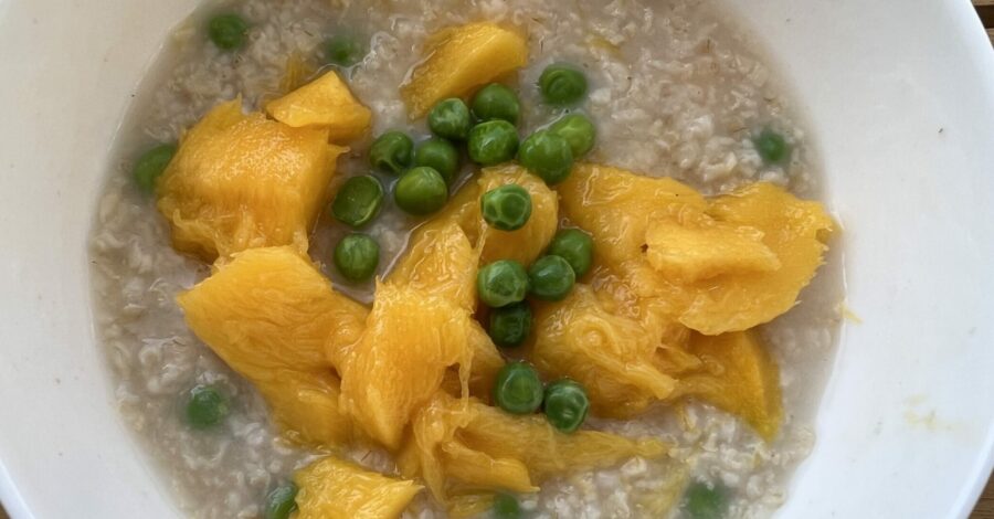 OATMEAL WITH PEAS AND MANGO